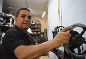 Entre hilos y suelas: la vida que Juan Carlos González ha forjado con el oficio de zapatero en el Humaya