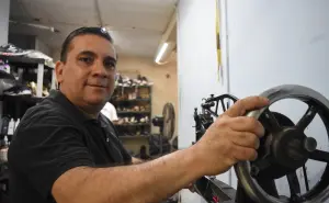 Entre hilos y suelas: la vida que Juan Carlos González ha forjado con el oficio de zapatero en el Humaya
