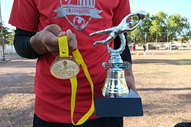 Juanito Bejarano entrena doble para alcanzar su sueño como portero
