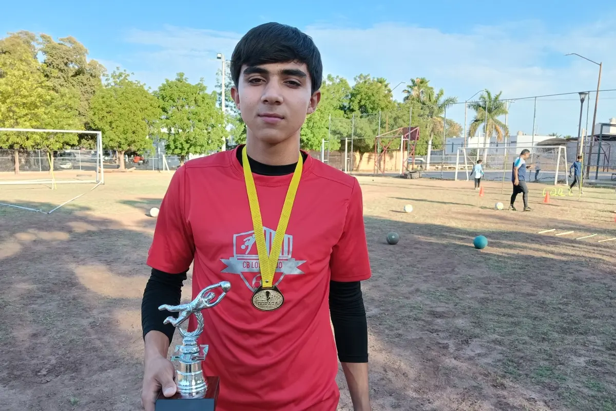 Juanito Bejarano entrena doble para alcanzar su sueño como portero
