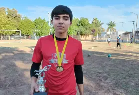 Juanito Bejarano entrena doble para alcanzar su sueño como portero