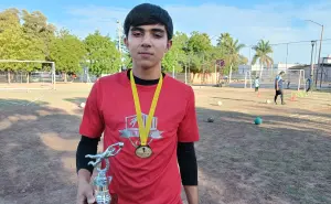 Juanito Bejarano entrena doble para alcanzar su sueño como portero