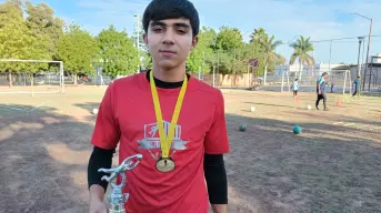 Juanito Bejarano entrena doble para alcanzar su sueño como portero