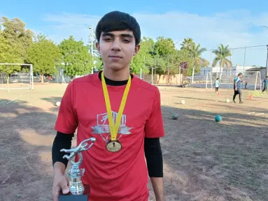 Juanito Bejarano entrena doble para alcanzar su sueño como portero