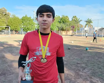 Juanito Bejarano entrena doble para alcanzar su sueño como portero