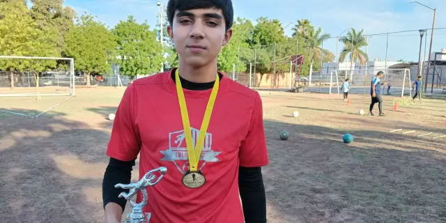 Juanito Bejarano entrena doble para alcanzar su sueño como portero