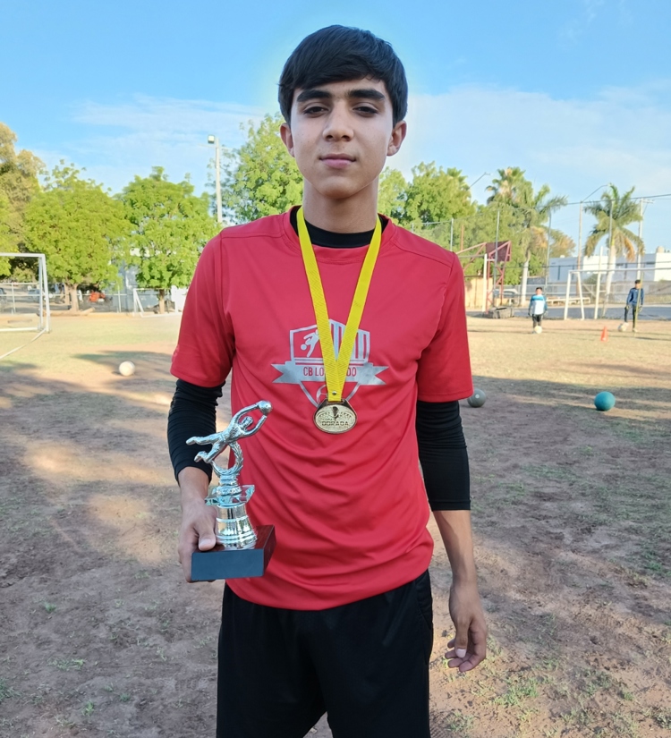 Juanito Bejarano entrena doble para alcanzar su sueño como portero