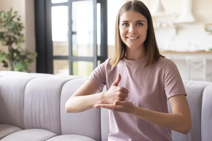 Descubre las maneras en las que puedes aprender el lenguaje de señas. Foto: Freepik. Descubre las maneras en las que puedes aprender el lenguaje de señas. Foto: Freepik.