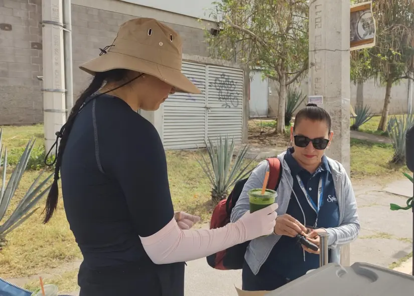 Rocío Mora Vizcarra El horario de venta de jugos y sándwiches es de 6:50 a 10:00 a.m., aunque a veces Rocío termina antes gracias al apoyo y preferencia de sus clientes. Ellos valoran la frescura y calidad de sus productos. Foto: Juan Madrigal