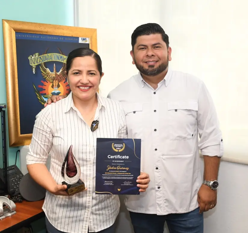 Alma Quiñonez y Oscar Peña, director de la Facultad de Informática Mazatlán. Foto: cortesía Alma Quiñonez y Oscar Peña, director de la Facultad de Informática Mazatlán. Foto: cortesía.