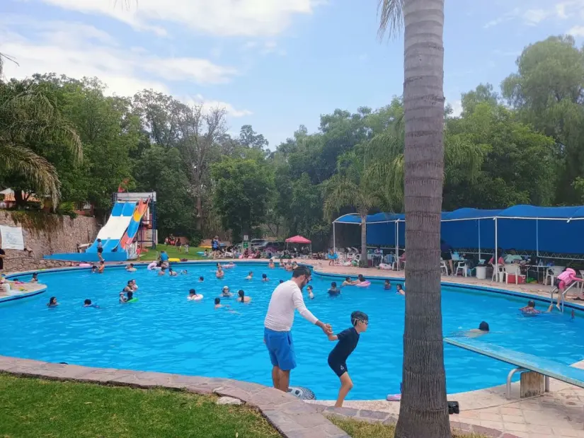 En el balneario La Noria cuenta con albercas aptas, actividades de zona verdes y servicio de venta de comida Foto: Balneario y Cabañas La NORIA (Facebook)