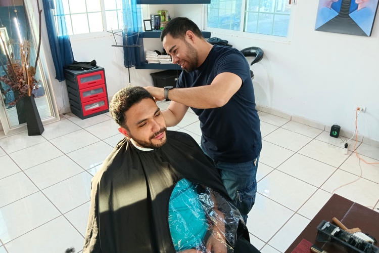 Cristian Cruz es un barbero altruista en Culiacán que da confianza con cada corte