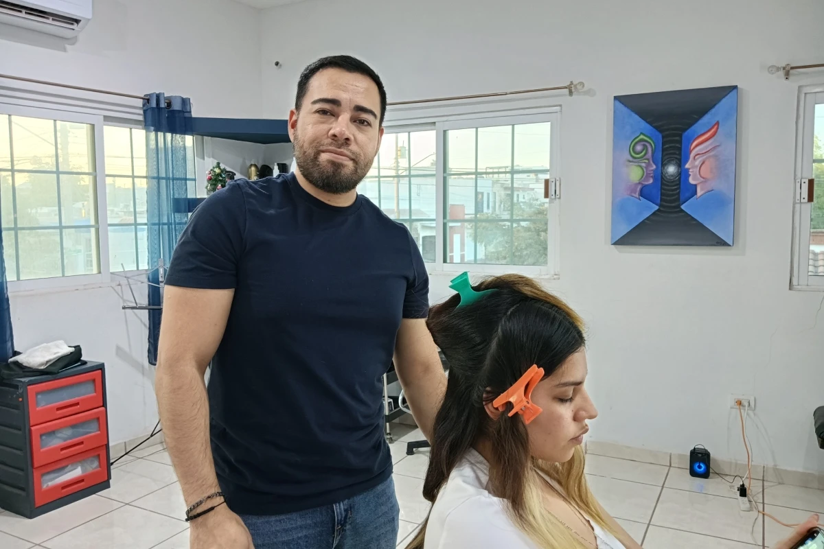 Cristian Cruz tiene su salón barbería en Villa Fontana, No.3116, por calle Emile Berline, esquina con Eclipse. | Imágenes de Francisco Castro