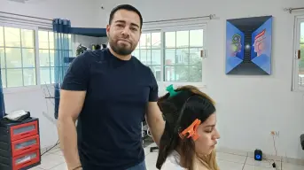 Cristian Cruz es un barbero altruista en Culiacán que da confianza con cada corte