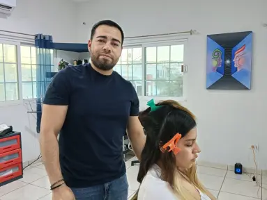 Cristian Cruz es un barbero altruista en Culiacán que da confianza con cada corte