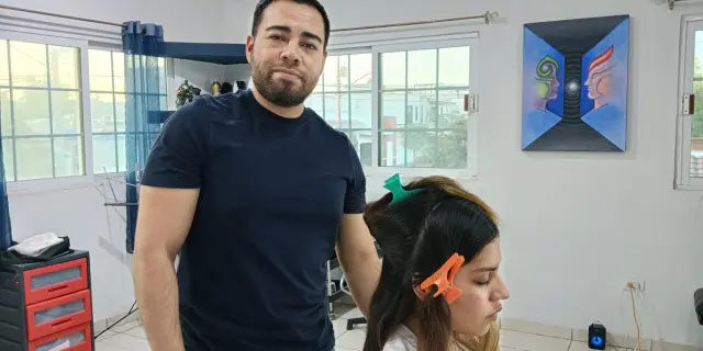 Cristian Cruz es un barbero altruista en Culiacán que da confianza con cada corte