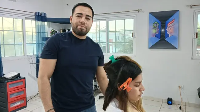 Cristian Cruz tiene su salón barbería en Villa Fontana, No.3116, por calle Emile Berline, esquina con Eclipse. | Imágenes de Francisco Castro