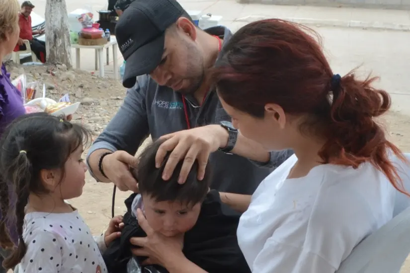 imagen recuadro Cristian Cruz combina su pasión por el arte y su habilidad con las tijeras para regalar cortes de cabello en colonias vulnerables de Culiacán.