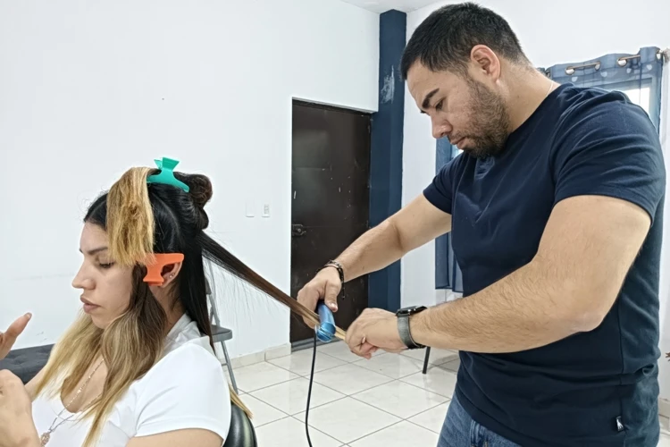 Cristian Cruz es un barbero altruista en Culiacán que da confianza con cada corte