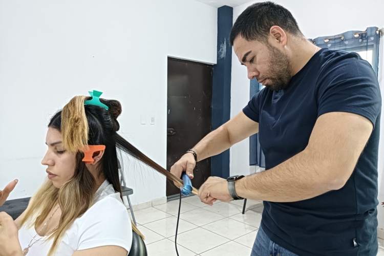 Cristian Cruz es un barbero altruista en Culiacán que da confianza con cada corte