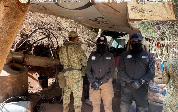 Gabinete de Seguridad desmantela laboratorio y pista clandestina en Durango; aseguran 150 kilos de drogas