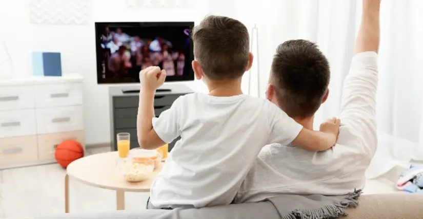 Sorprende a papá en el Día del Padre con esta Smart TV con descuento del 20% Festeja a papá con un televisor nuevo. Foto: Shutterstock