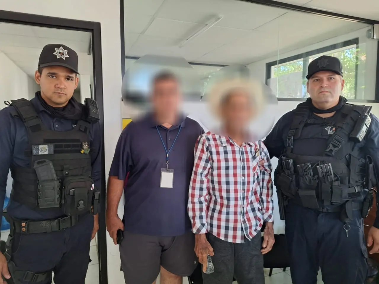 El adulto mayor ya se encuentra con su familia. Foto: SSPyTM