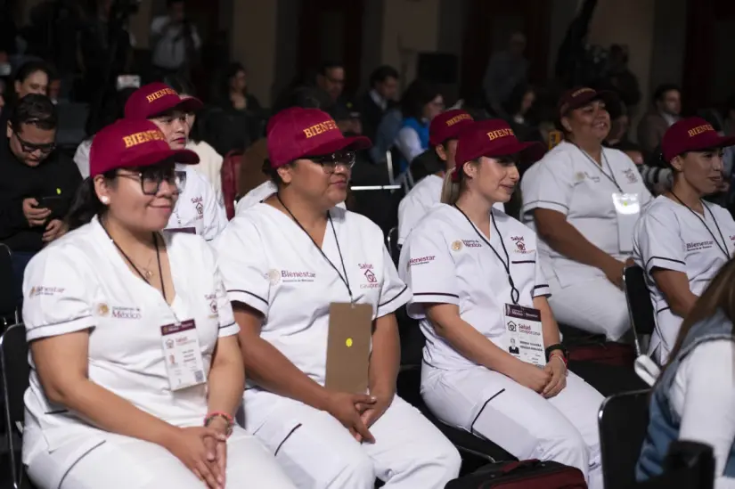 Claudia Sheinbaum pone en marcha el programa Personal de salud que participa en el programa acudió a la conferencia matutina. Foto: Presidencia