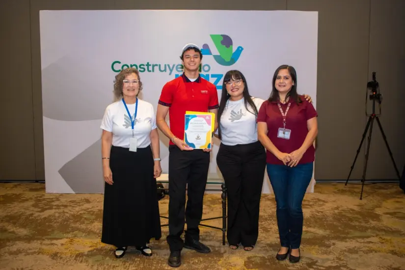 Alan Eduardo Sánchez Barajas, estudiante del CBTIS ganó priimer lugar nacional en declamación de su institución educativa. Alan Eduardo Sánchez Barajas, estudiante del CBTIS ganó priimer lugar nacional en declamación de su institución educativa.