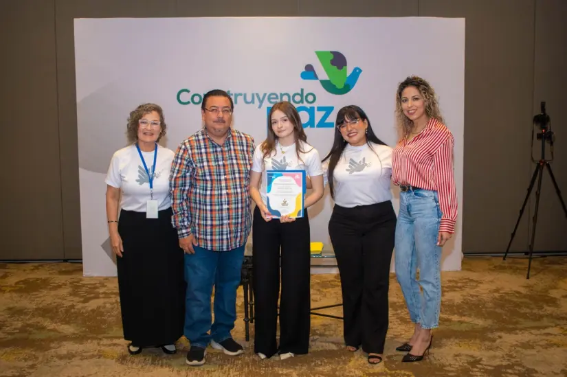 Dulce María Rodelo Vergara, estudiante del CETIS 107 diseñó el logotipo del satélite lanzado al espacio Dulce María Rodelo Vergara, estudiante del CETIS 107 diseñó el logotipo del satélite lanzado al espacio