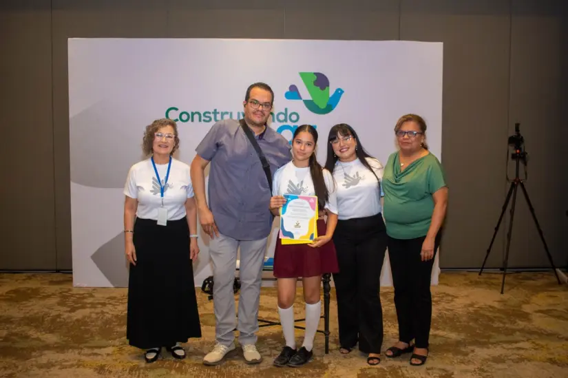 Maritza Regina Ramírez Barraza de la ETI No. 1 fue reconocida por su participación en proyectos académicos. Maritza Regina Ramírez Barraza de la ETI No. 1 fue reconocida por su participación en proyectos académicos.