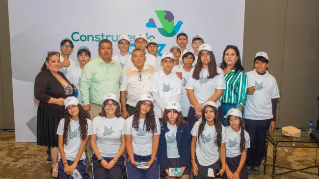 Los estudiantes de la secundaria Humberto Villegas recibieron su reconocimiento como Estrellas del Mañana al ser los autores y creadores de la canción La paz es el camino como proyecto de Paz, presentado en el Suma Fest en junio de 2025.