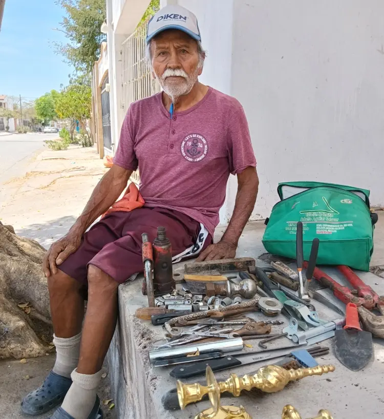 A sus 80 años, don Roberto se sostiene con trabajo digno en sector Humaya, Culiacán