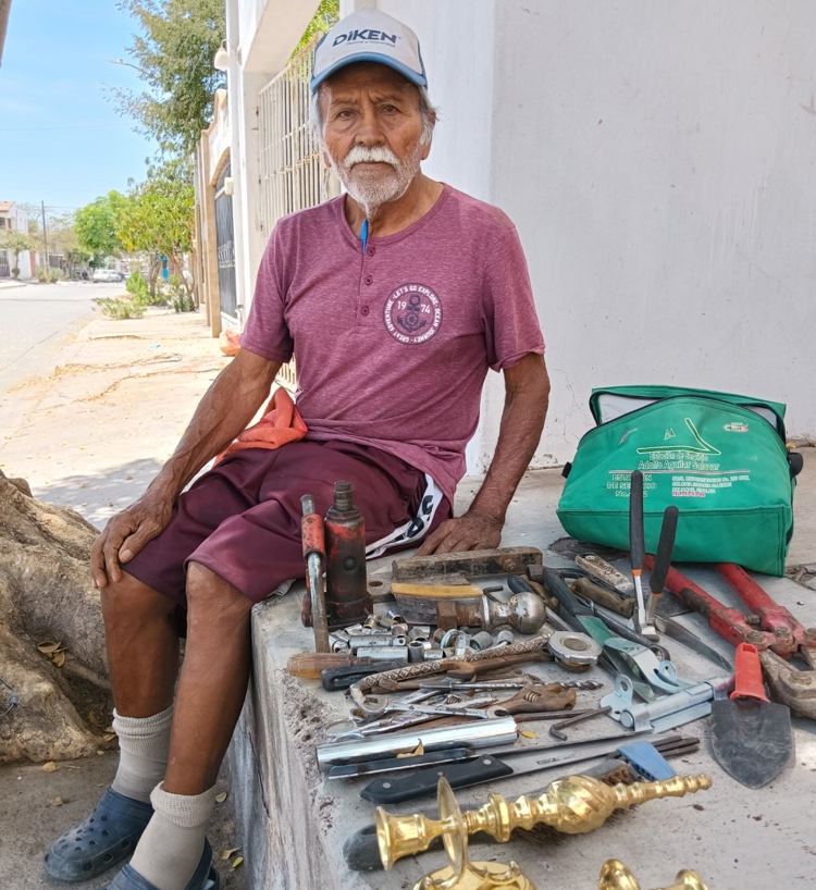 A sus 80 años, don Roberto se sostiene con trabajo digno en sector Humaya, Culiacán