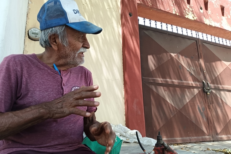 A sus 80 años, don Roberto se sostiene con trabajo digno en sector Humaya, Culiacán