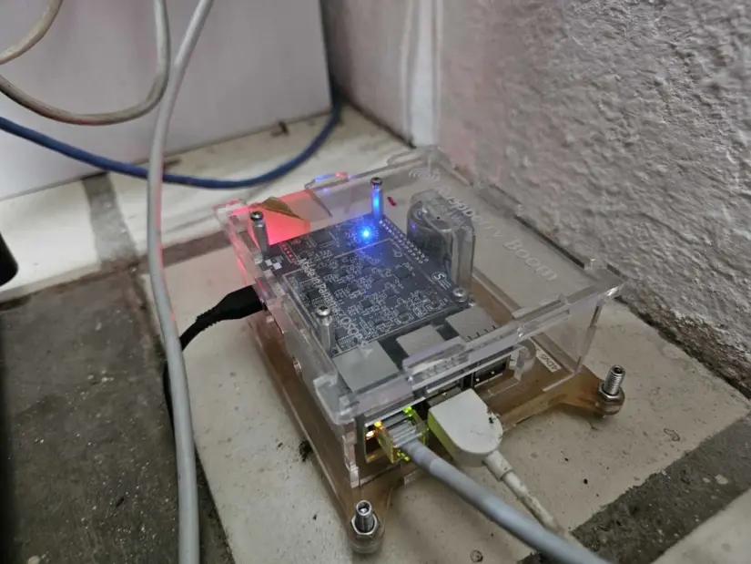 Sismógrafo conocido como Raspberry Shake 4D, instalado en el sótano de la Biblioteca Sismógrafo conocido como Raspberry Shake 4D, instalado en el sótano de la Biblioteca