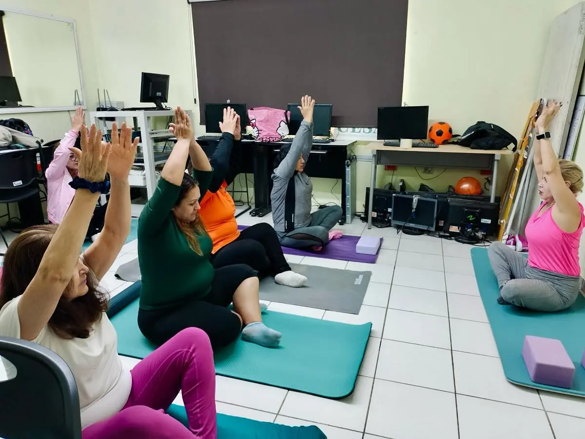 Participa con entusiasmo en los talleres gratuitos de yoga y aplicación de uñas, realizados en el CESAVVI de la colonia 5 de Febrero, donde se promueve el bienestar emocional y el emprendimiento.