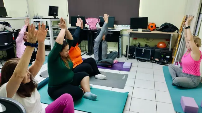 Participa con entusiasmo en los talleres gratuitos de yoga y aplicación de uñas, realizados en el CESAVVI de la colonia 5 de Febrero, donde se promueve el bienestar emocional y el emprendimiento.