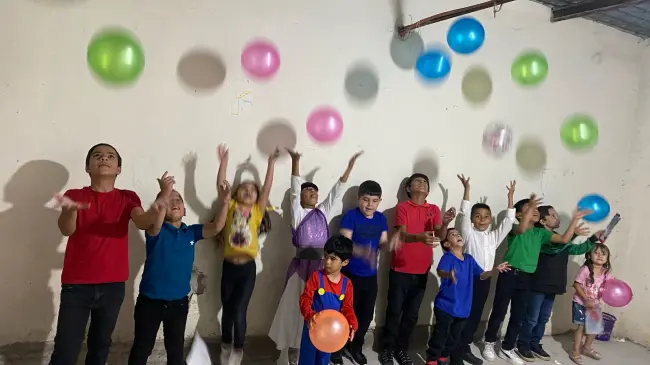 Un regalo, una sonrisa, una comunidad unida. Donde muchos ven olvido, otros siembran esperanza: un día diferente para niños y niñas de la colonia 5 de Febrero.