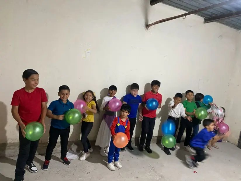 Sinaloa con Causa lleva alegría a la colonia 5 de Febrero en Culiacán Un regalo, una sonrisa, una comunidad unida. Donde muchos ven olvido, otros siembran esperanza: un día diferente para niños y niñas de la colonia 5 de Febrero.