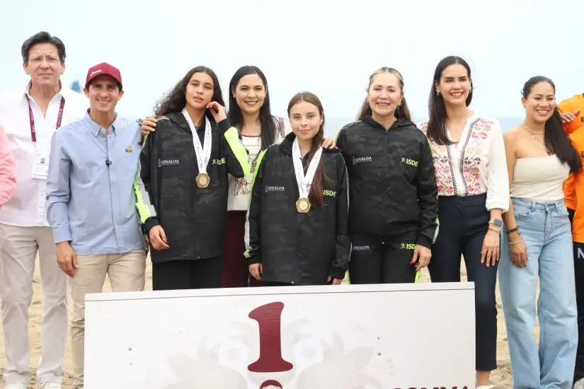La delegación sinaloense celebra su destacado desempeño en Voleibol de Playa, reflejo del compromiso y la pasión que motivan a estos jóvenes deportistas Sinaloa se destaca en la Olimpiada Nacional CONADE 2025, demostrando talento y compromiso deportivo. Foto: ISDE