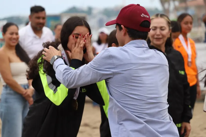 jóvenes atletas demostraron talento, esfuerzo y orgullo al defender los colores sinaloenses. La delegación sinaloense celebra su destacado desempeño en Voleibol de Playa, reflejo del compromiso y la pasión que motivan a estos jóvenes deportistas. Foto ISDE