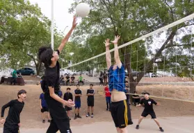 Juventud, deporte y comunidad: torneo de volibol activa el Parque Elektra en Los Ángeles
