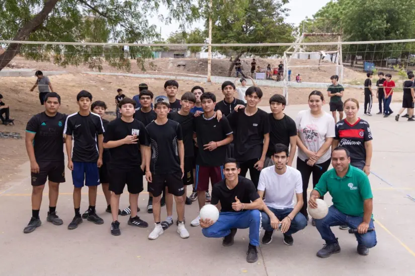 imagen recuadro Jóvenes participantes y organizadores del torneo de volibol en el Parque Elektra de Los Ángeles, una iniciativa con el propósito de fortalecer el tejido social de la comunidad.