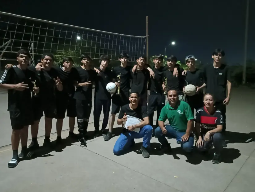 imagen recuadro Al final de la jornada, todos los jugadores y organizadores posan para la foto del recuerdo.