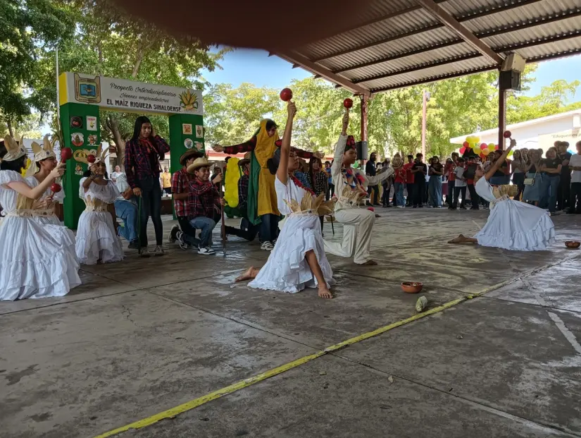 imagen recuadro Alumnas y alumnos de la Secundaria General No.5 de El Palmito retomaron los sones de la tambora y algunas danzas rituales para amenizar el evento.