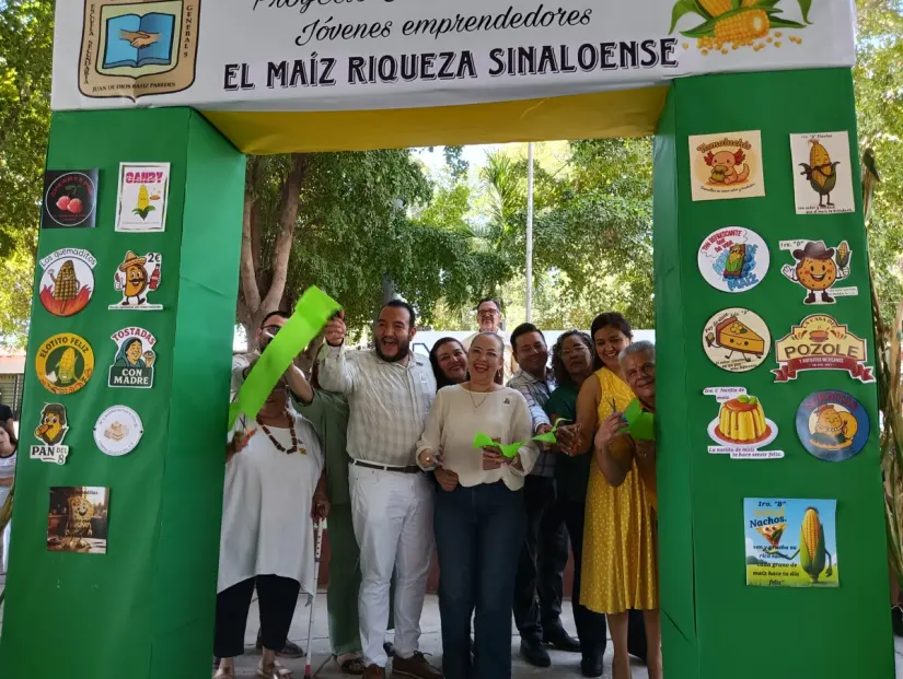 imagen recuadro El corte del listón estuvo a cargo dedel director del plantel, el profesor José Mario Miranda Domínguez; el maestro Víctor Armando Rosas Ramírez, supervisor de la Zona Escolar 09, y la maestra María Luisa Nevárez Hernández, jefa del Departamento de Secundarias Generales.