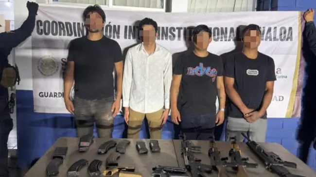 Operativo en Culiacán, detienen a cuatro civiles armados y recuperan auto con reporte de robo en Stanza Cantabria, Culiacán.