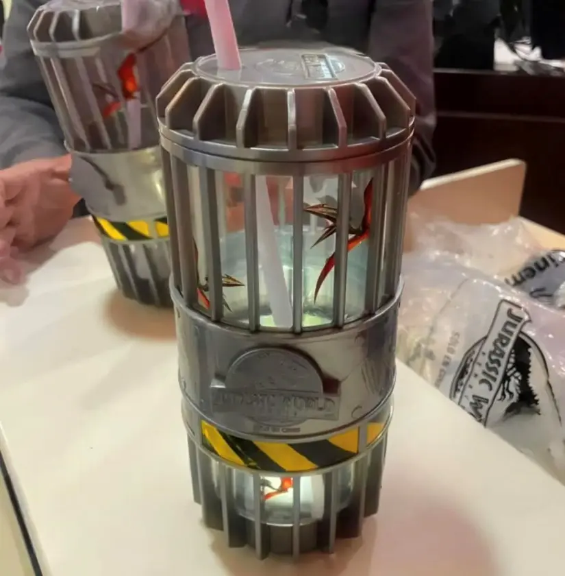 Vaso con luz led de Jurassic World Rebirth en Cinemex Vaso con luz led de Jurassic World Rebirth en Cinemex. Foto: Coleccionables de Cine y Más.
