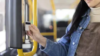 Universitarios en CDMX recibirán $1,500 bimestrales por transporte en 2025